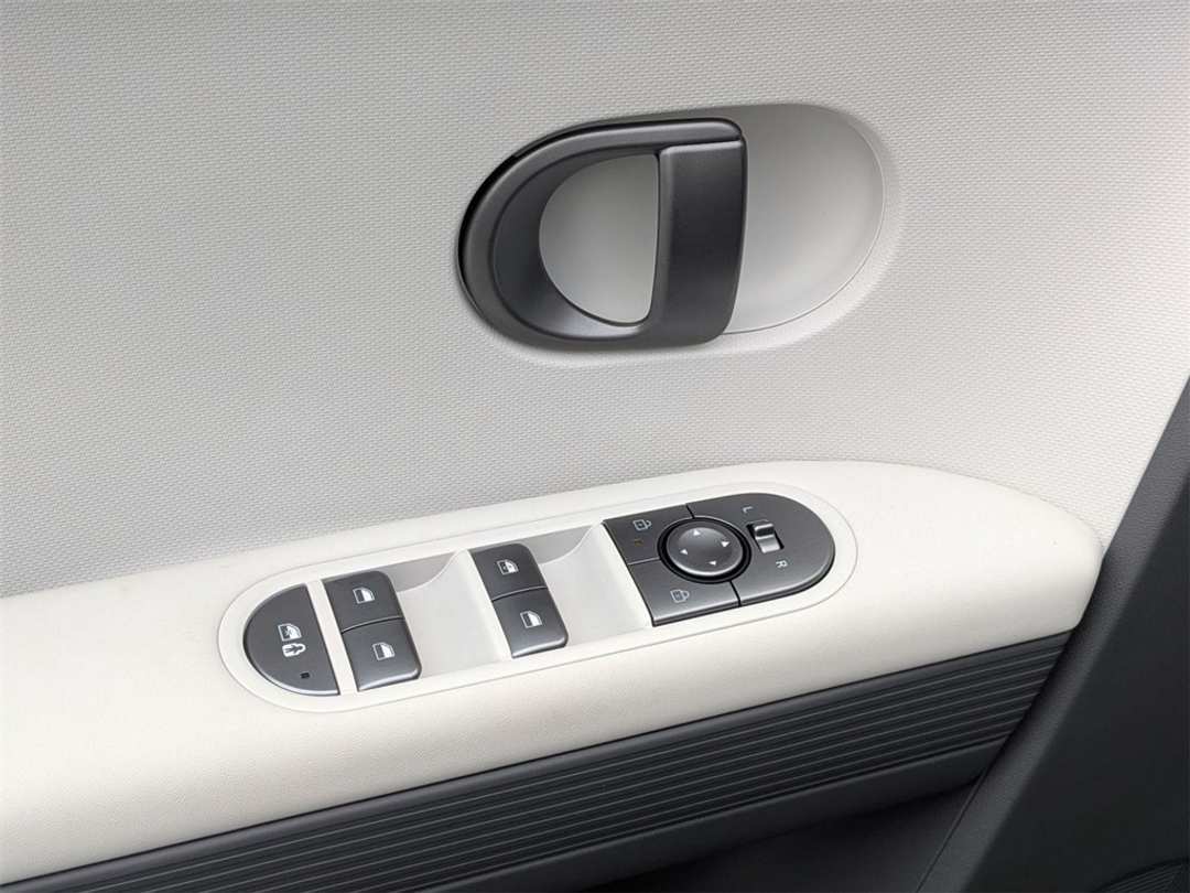 2025 Hyundai Ioniq 5 SE - Image 10