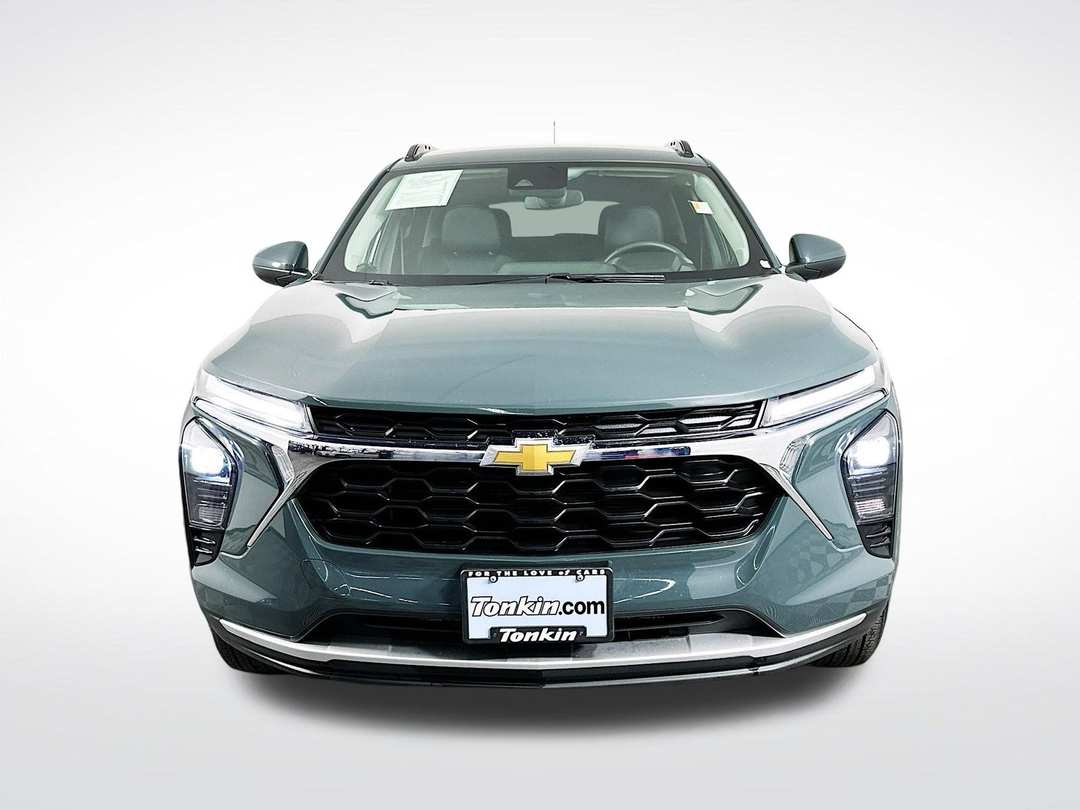 2025 Chevrolet Trax LT - Image 2