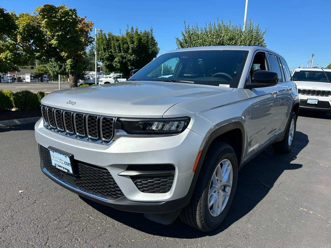 2025 Jeep Grand Cherokee Laredo X - Image 4