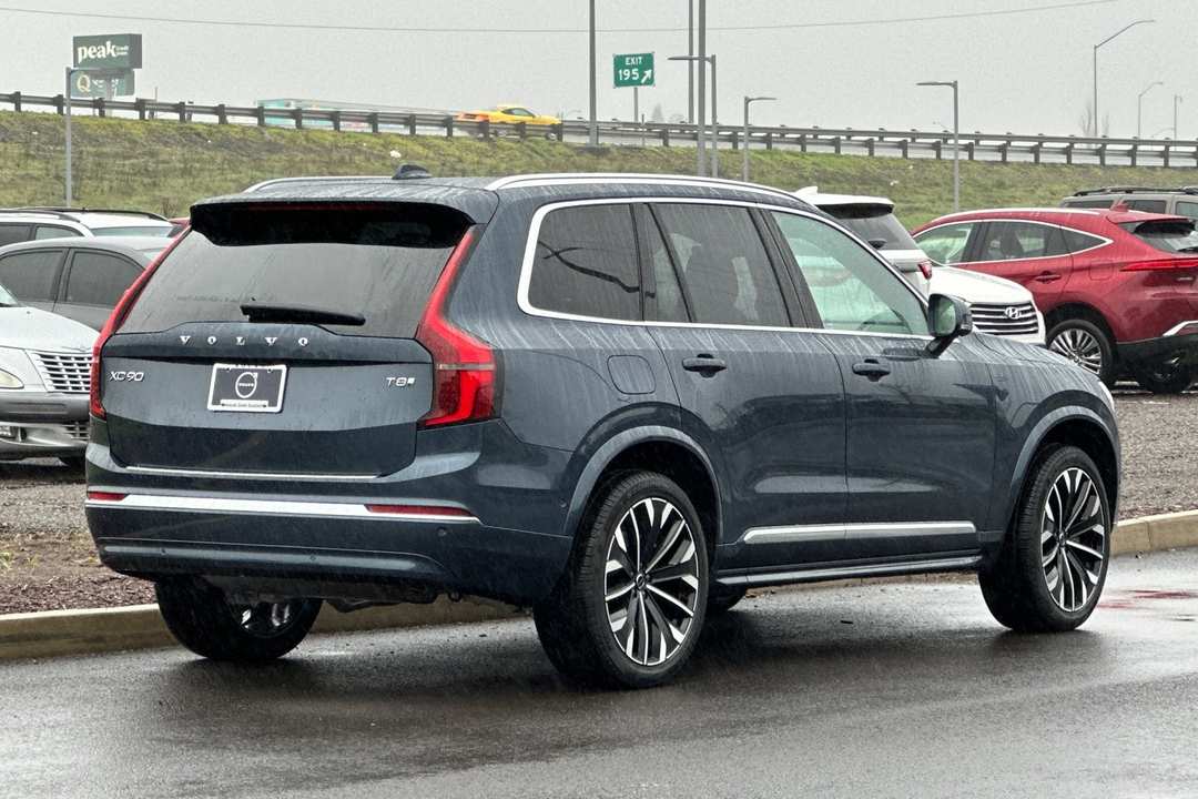 2026 Volvo Xc90 T8 Plus - Image 3