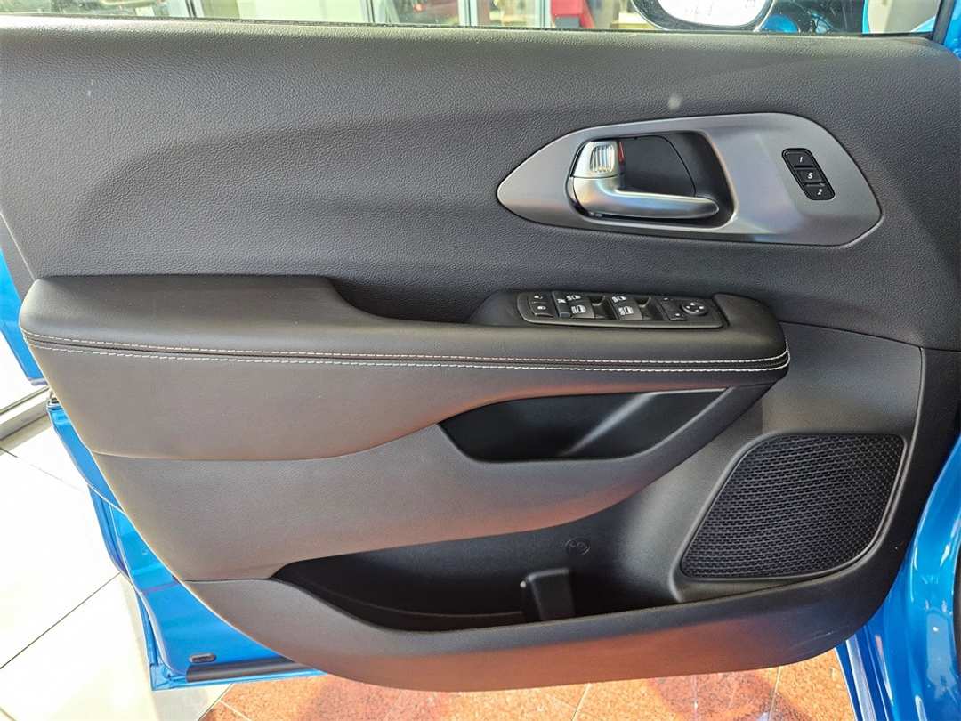 2026 Chrysler Pacifica Select - Image 10