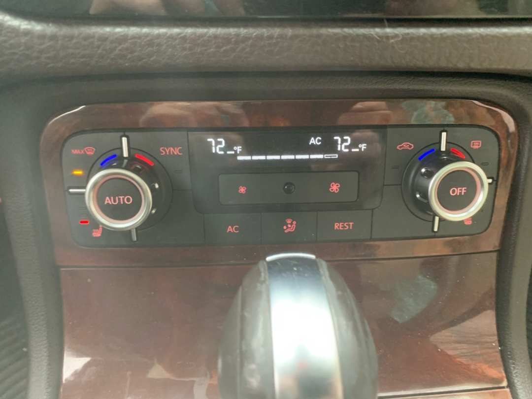 2012 Volkswagen Touareg V6 TDI - Image 21