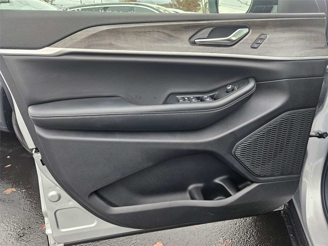 2025 Jeep Grand Cherokee L Limited - Image 10