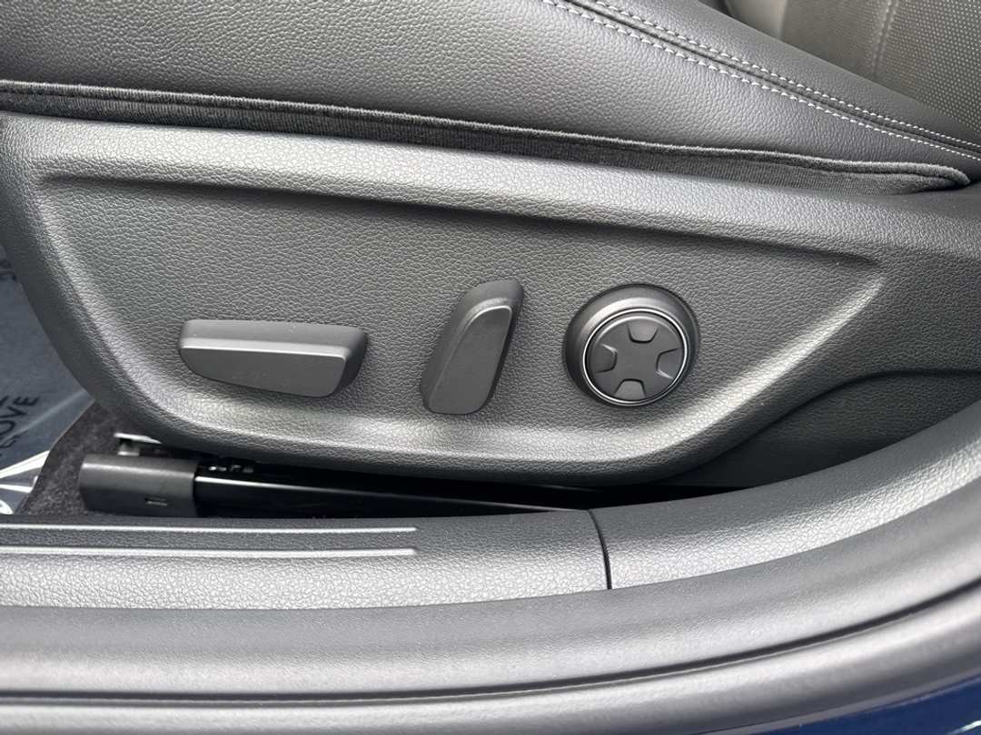 2026 Genesis G70 2.5T - Image 17