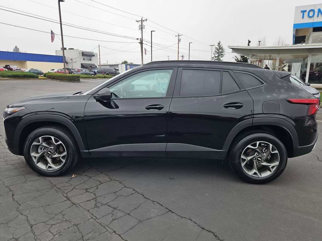 2025 Chevrolet Trax LT - Image 3