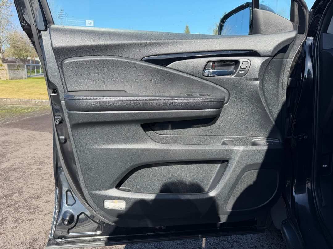 2017 Honda Pilot Touring - Image 12