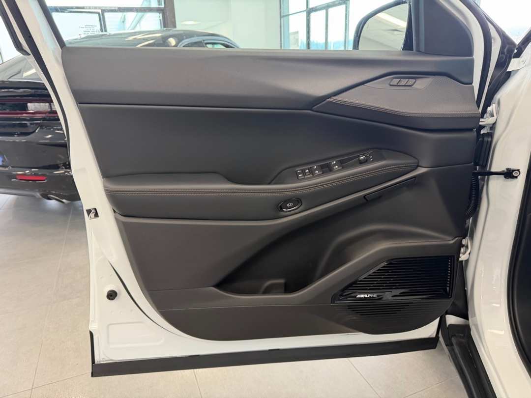 2026 Jeep Cherokee Overland - Image 13