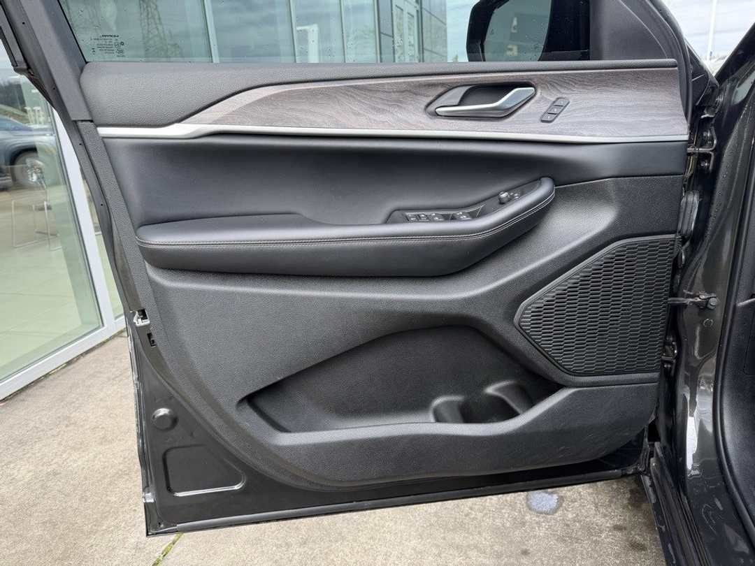 2024 Jeep Grand Cherokee L Limited - Image 11