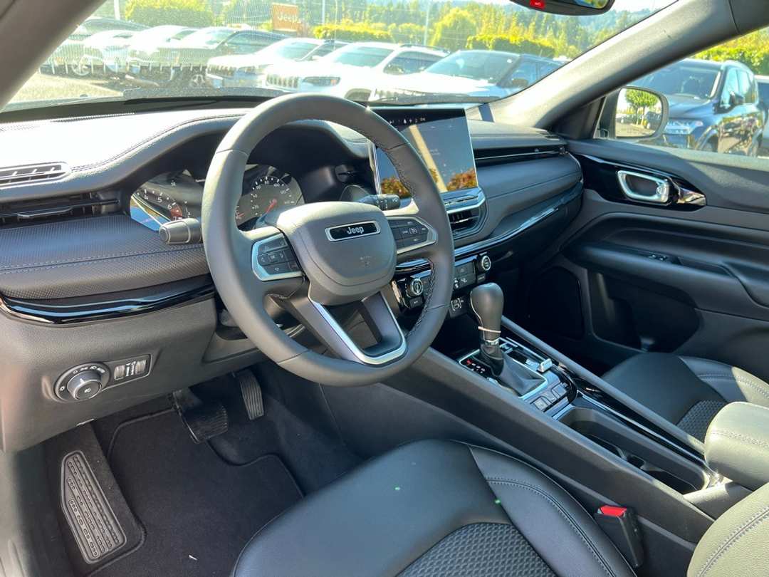 2026 Jeep Compass Latitude - Image 13