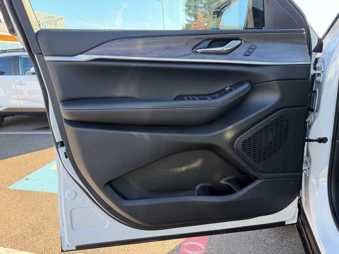 2025 Jeep Grand Cherokee Limited - Image 12