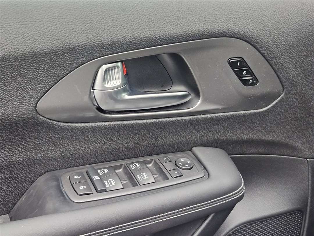 2026 Chrysler Pacifica Select - Image 11