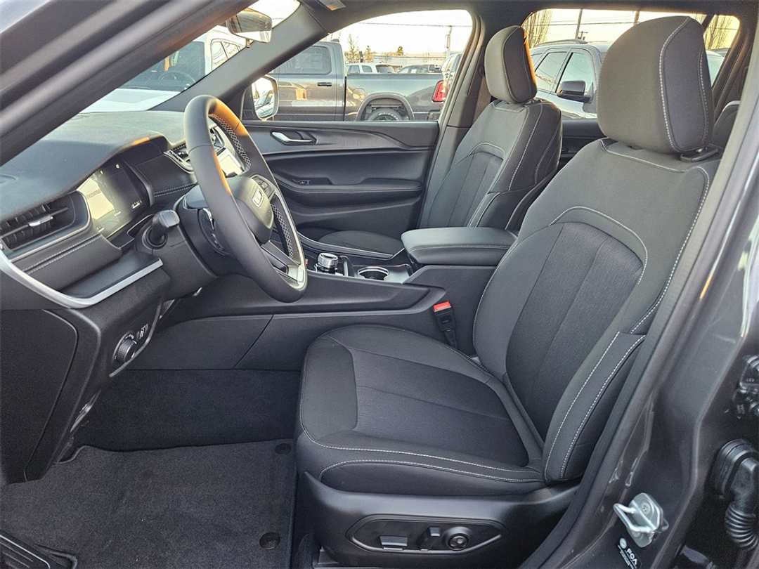 2025 Jeep Grand Cherokee L Laredo - Image 14