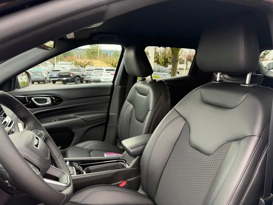 2026 Jeep Compass Latitude - Image 17