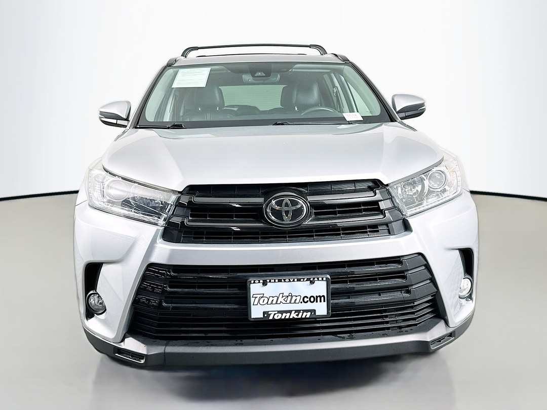 2017 Toyota Highlander SE - Image 2