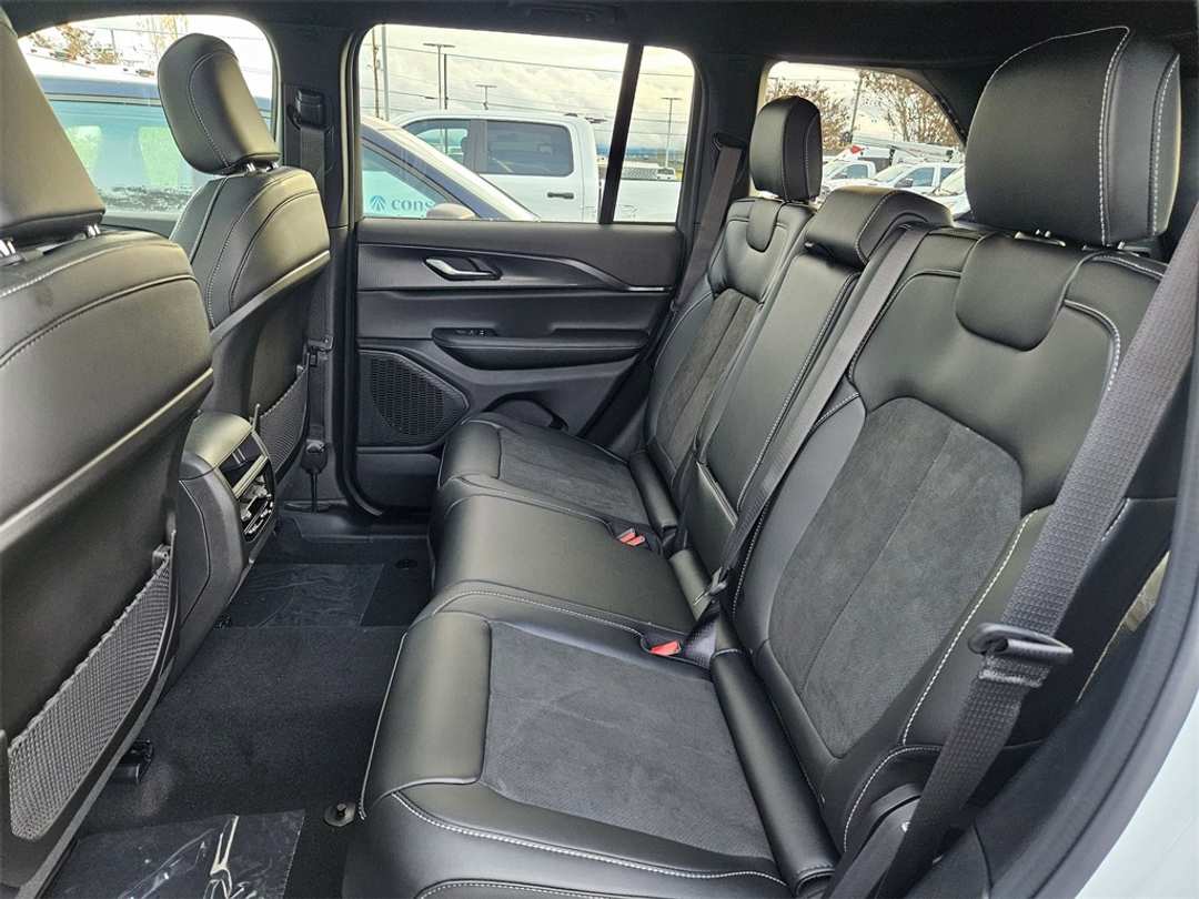 2025 Jeep Grand Cherokee Altitude X - Image 29