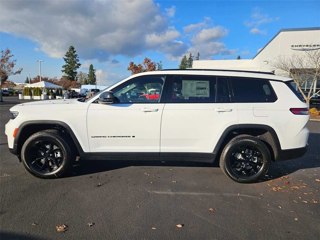 2025 Jeep Grand Cherokee L Altitude X - Image 3