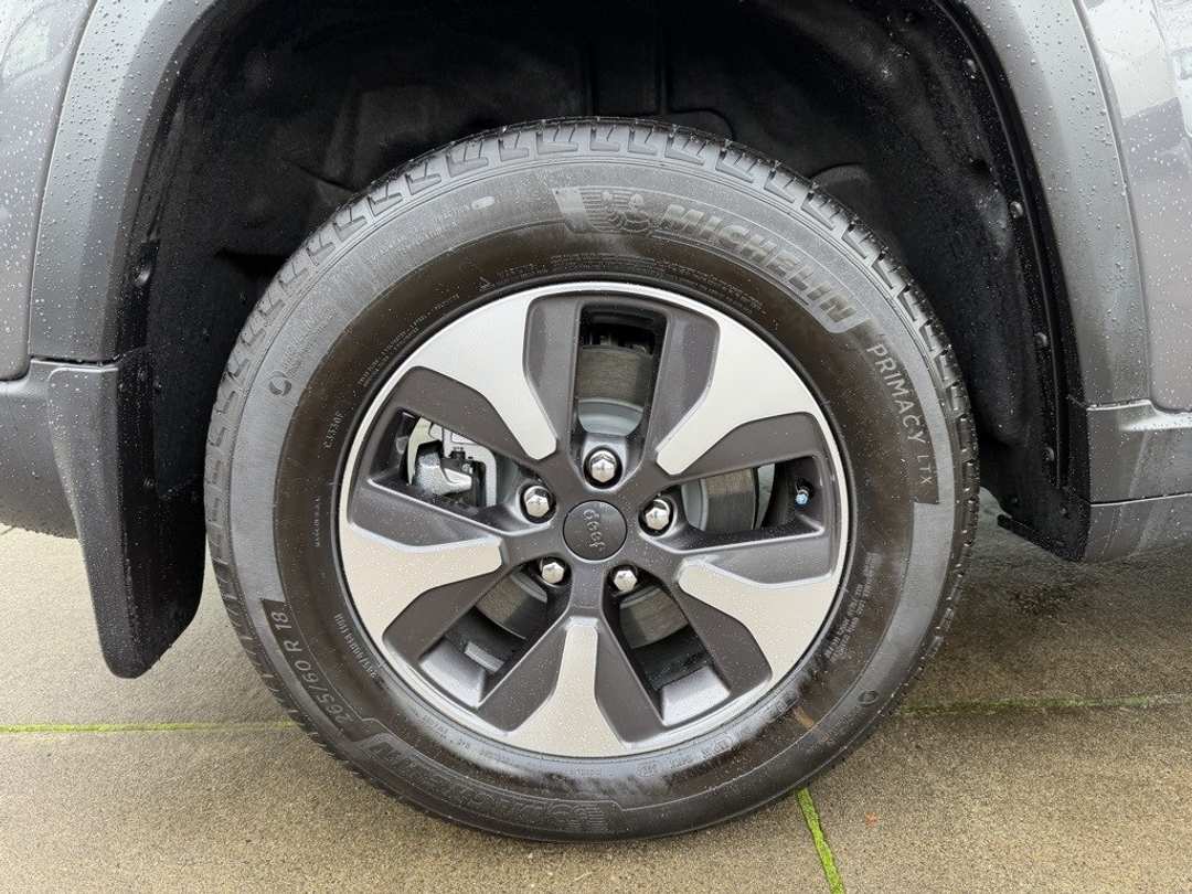 2025 Jeep Grand Cherokee 4xe - Image 9