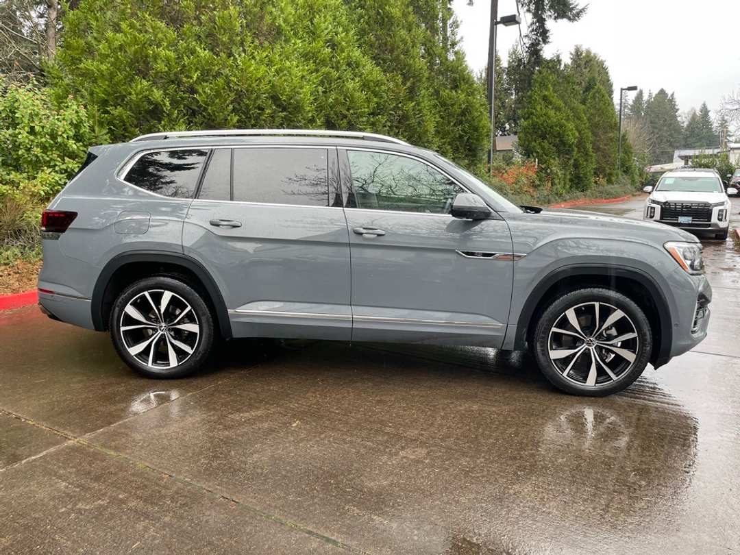 2025 Volkswagen Atlas 2.0T SEL Premium RLine - Image 3