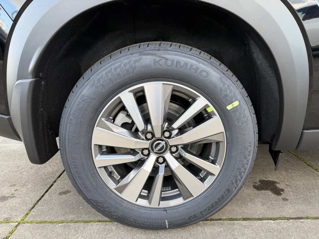 2025 Nissan Pathfinder SL - Image 9