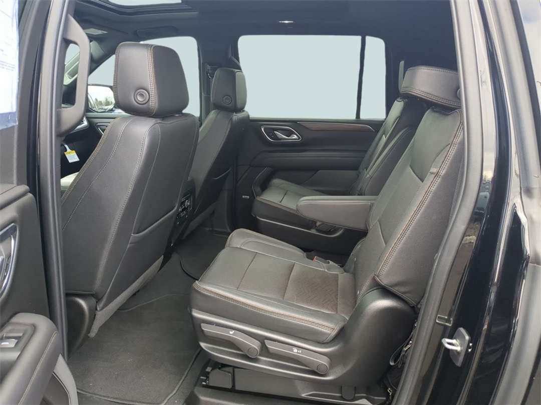 2023 Chevrolet Suburban High Country - Image 23