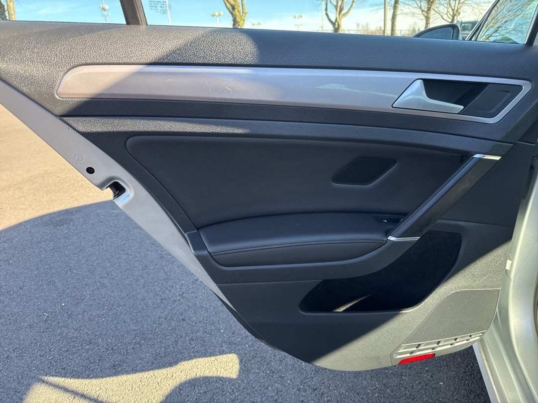 2015 Volkswagen E-Golf SEL Premium - Image 16