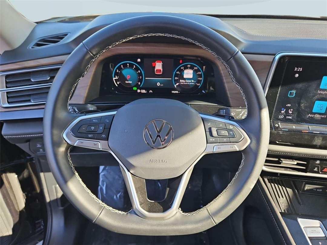 2025 Volkswagen Atlas 2.0T SE w/Technology - Image 14