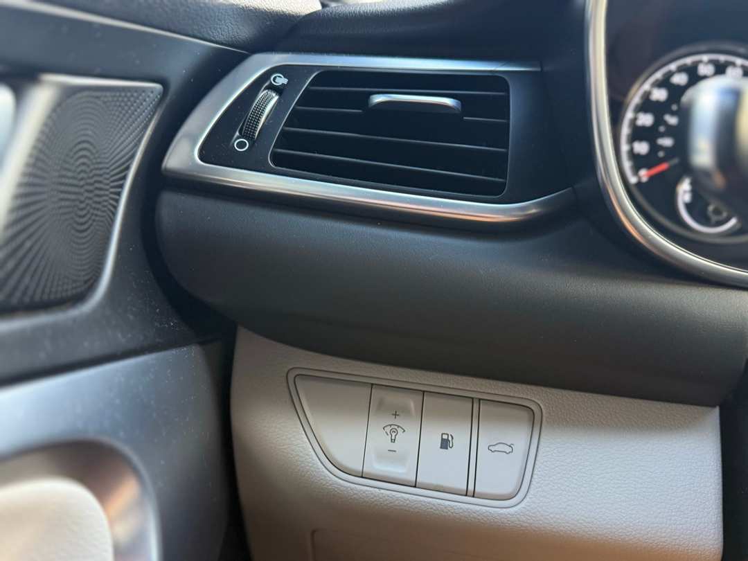 2022 Genesis G70 2.0T - Image 24