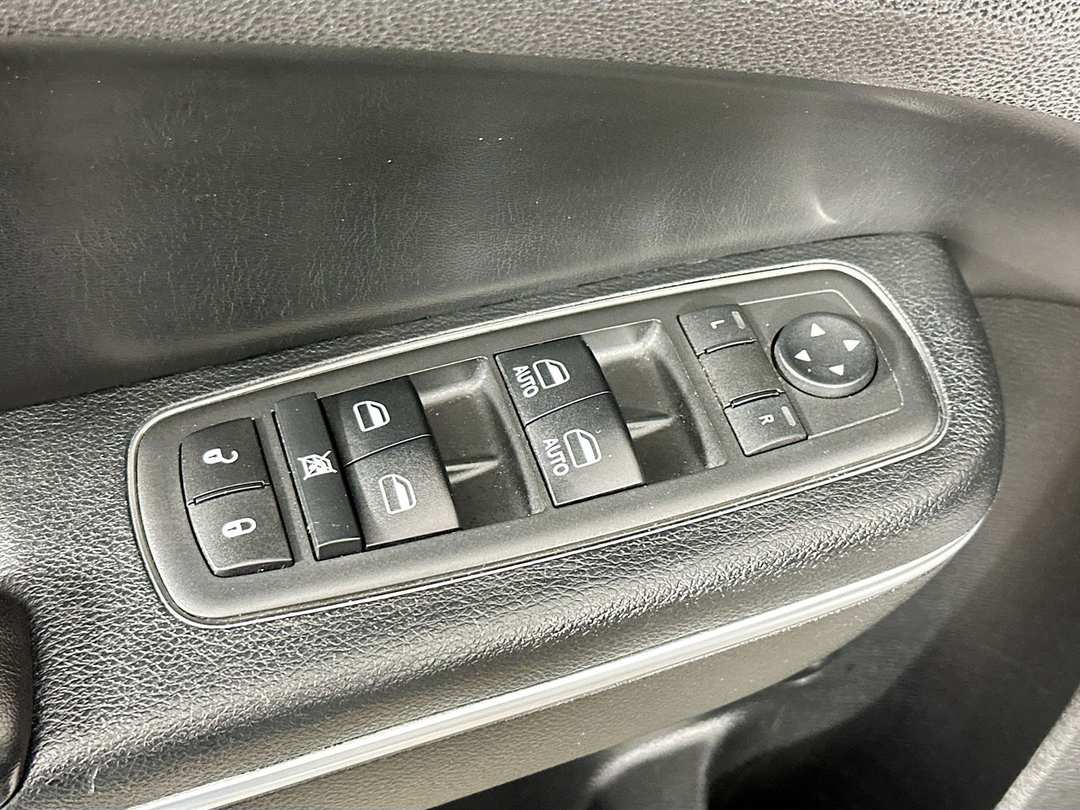 2017 Chrysler 300 S - Image 19