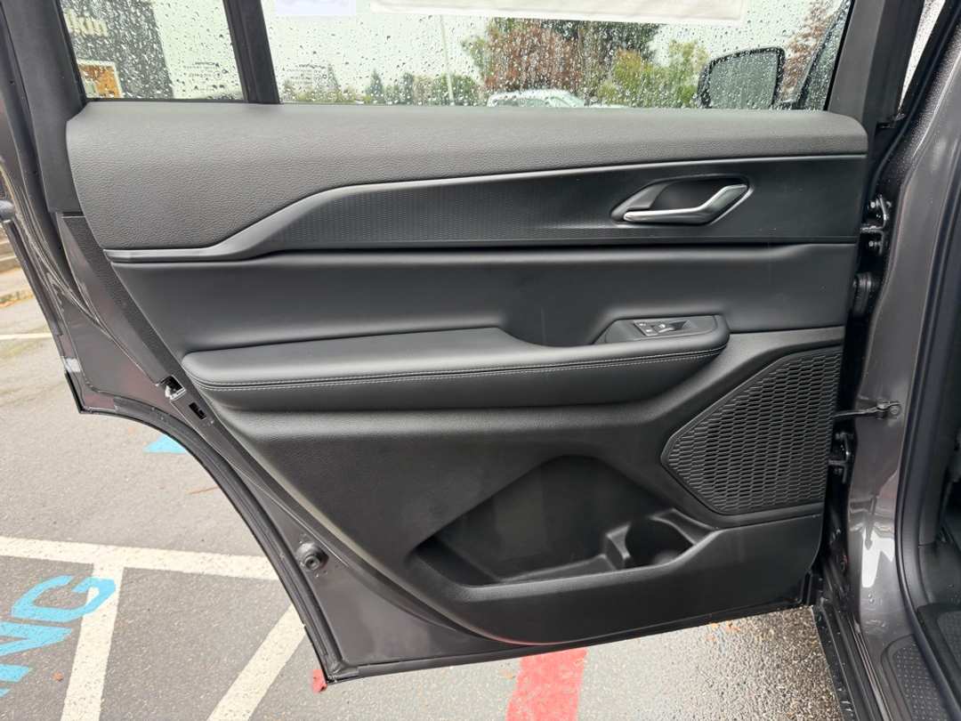 2025 Jeep Grand Cherokee L Altitude X - Image 28