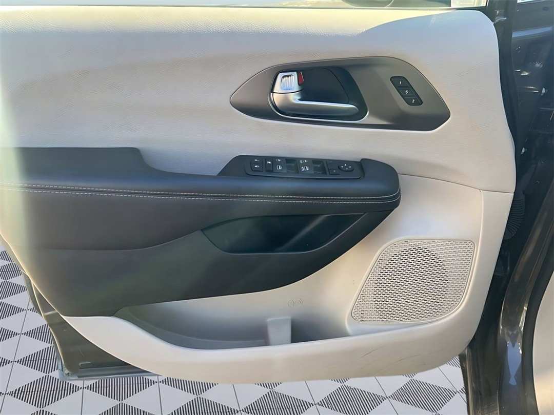 2023 Chrysler Pacifica Touring L - Image 19