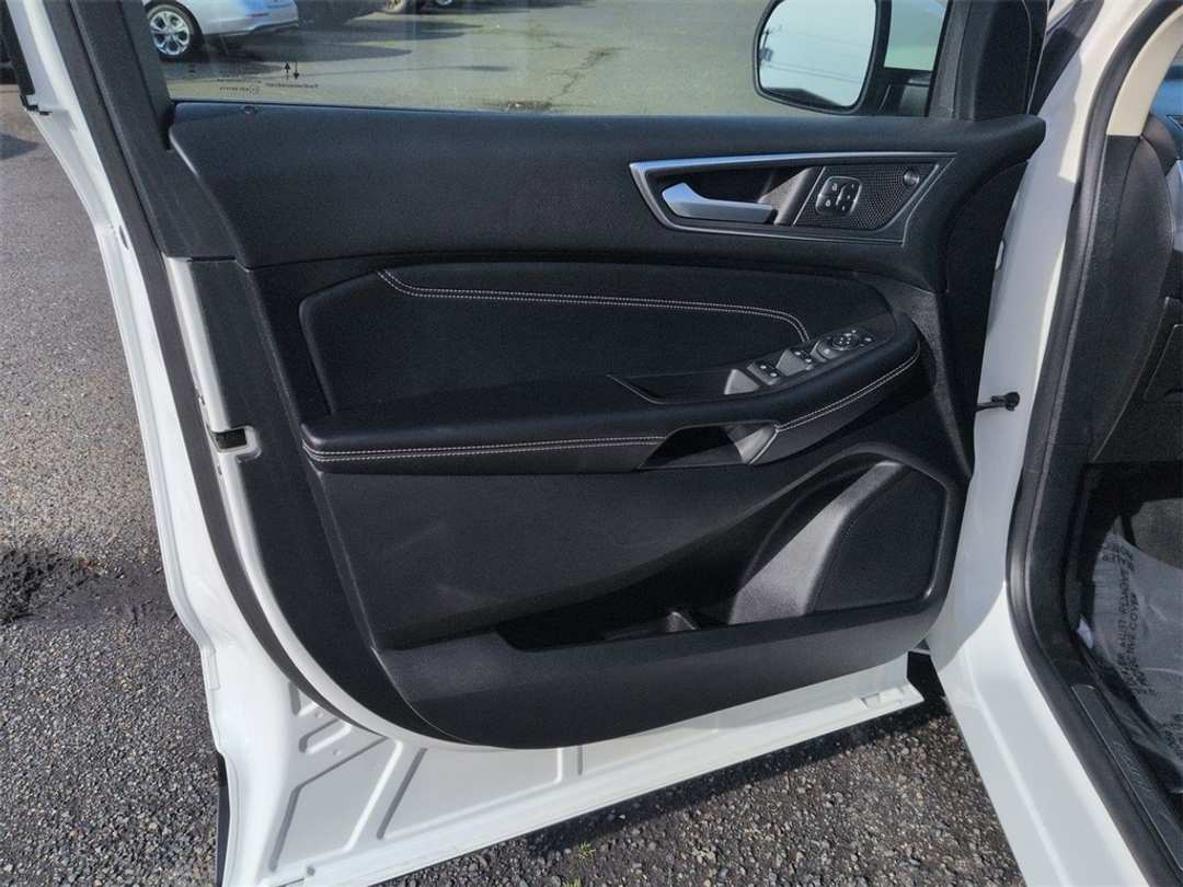 2023 Ford Edge Titanium - Image 9