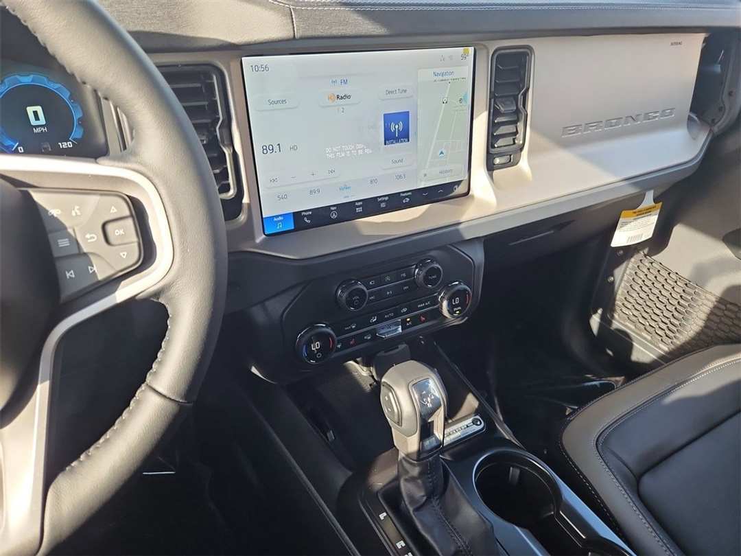 2025 Ford Bronco Outer Banks - Image 18