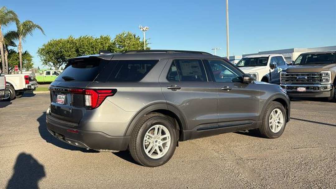 2026 Ford Explorer Active - Image 3