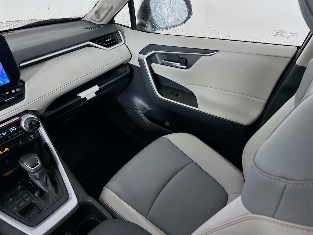 2025 Toyota Rav4 XLE Premium - Image 25
