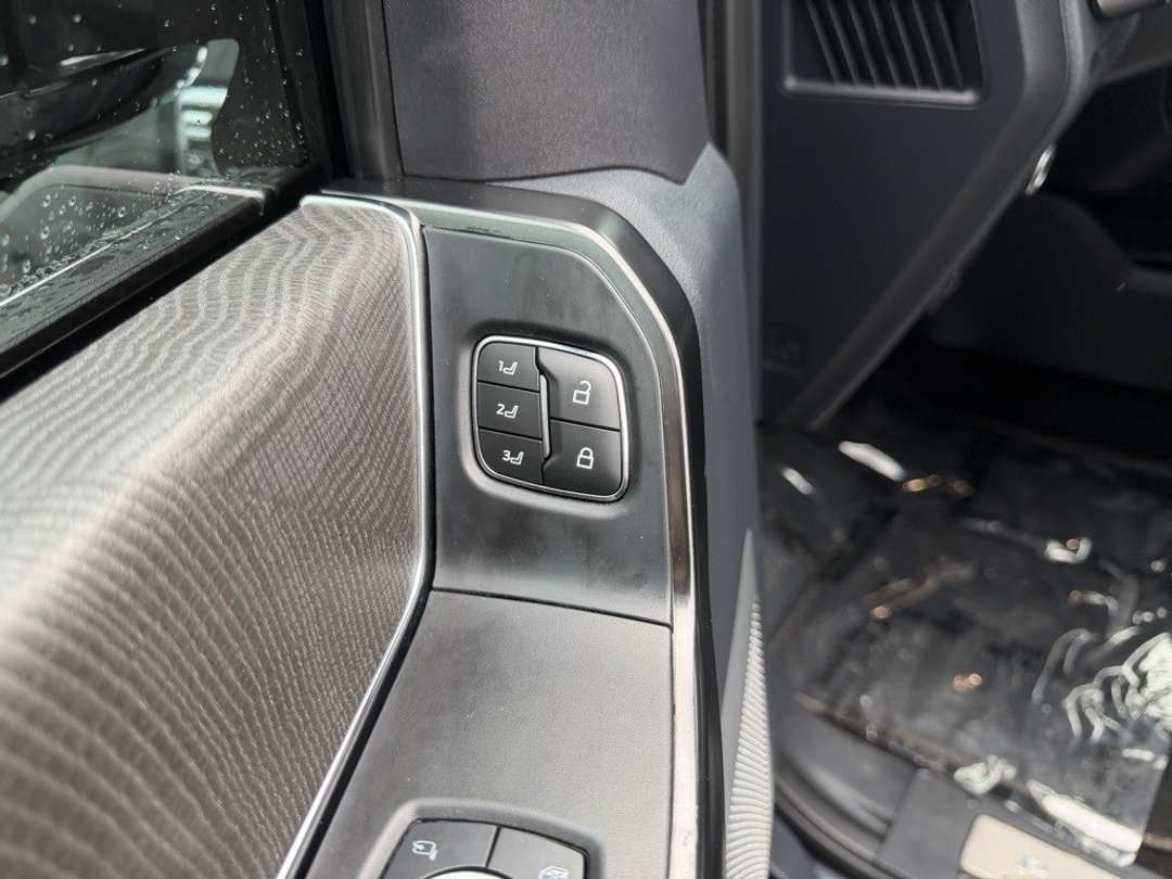 2022 Ford F-150 Platinum - Image 14