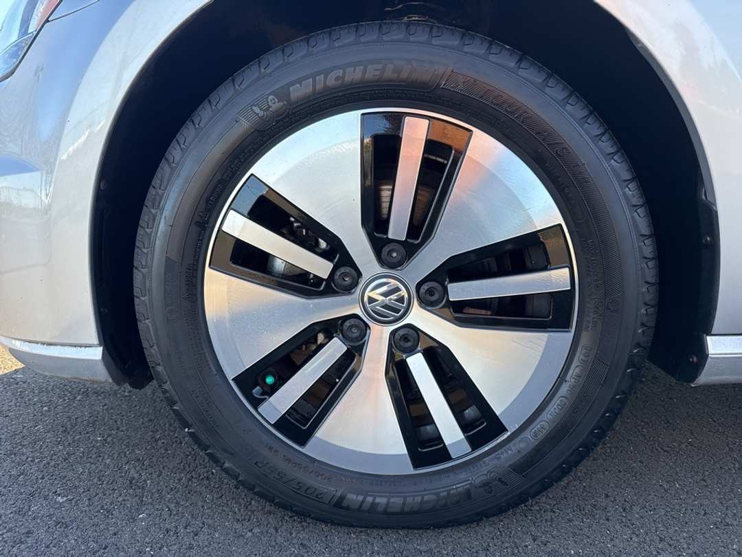 2015 Volkswagen E-Golf SEL Premium - Image 9