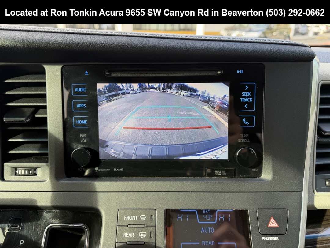 2017 Toyota Sienna XLE - Image 21