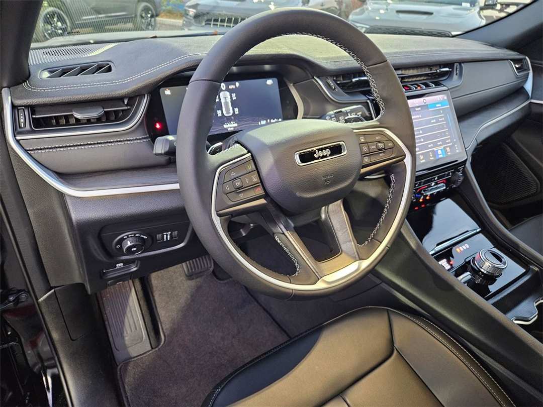 2025 Jeep Grand Cherokee Limited - Image 13