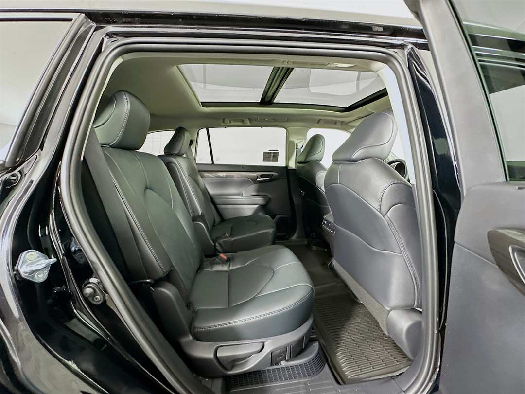 2026 Toyota Highlander Platinum - Image 30