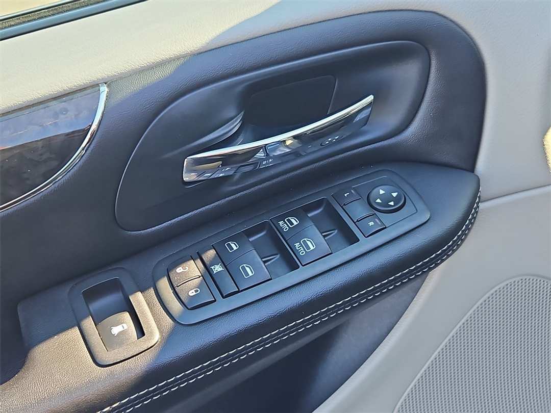 2012 Chrysler Town & Country TouringL - Image 11