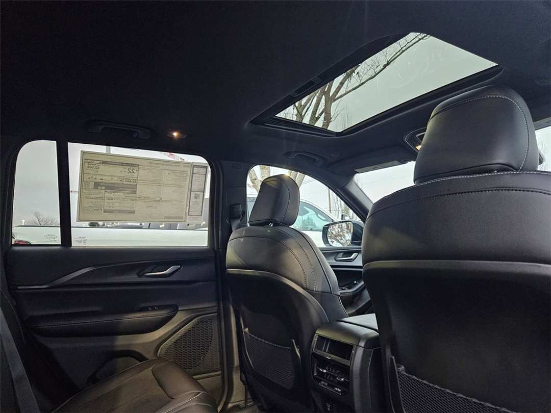 2025 Jeep Grand Cherokee Altitude X - Image 34