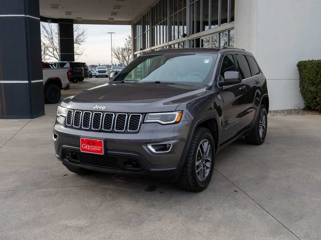 2020 Jeep Grand Cherokee Laredo - Image 3