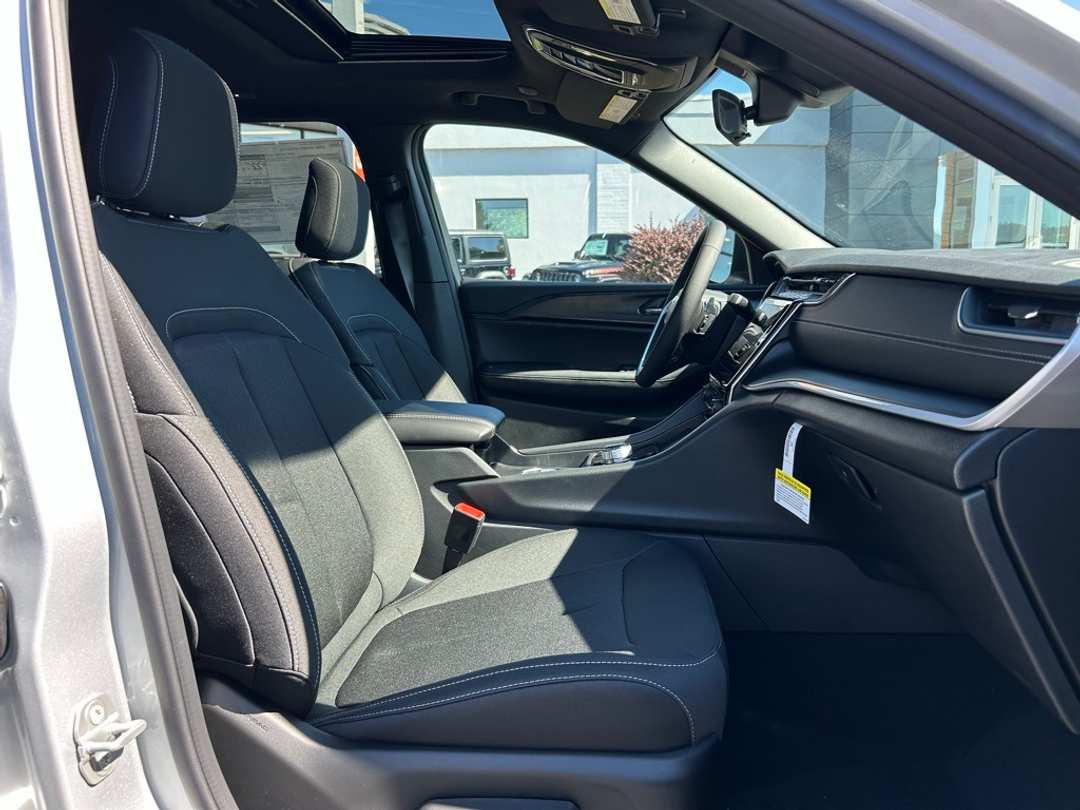 2025 Jeep Grand Cherokee Laredo X - Image 28