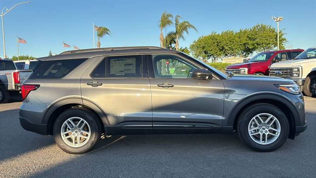 2026 Ford Explorer Active - Image 2