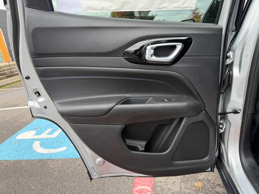 2026 Jeep Compass Latitude - Image 27