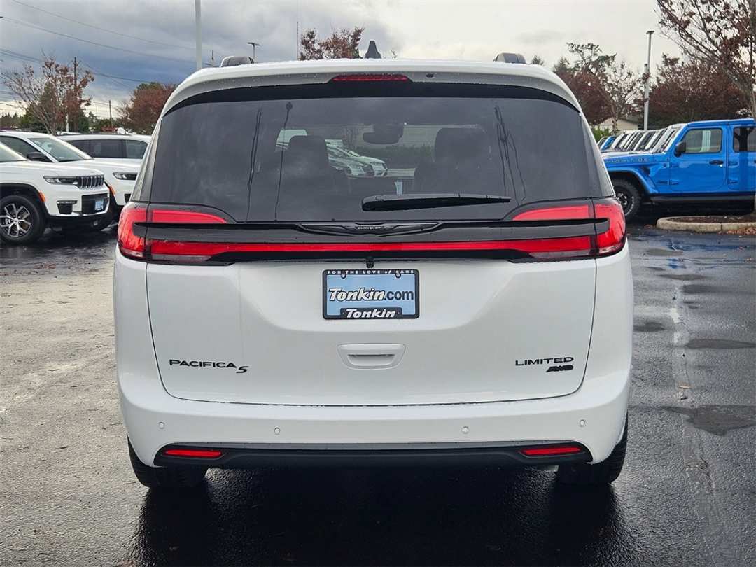 2026 Chrysler Pacifica Limited - Image 5