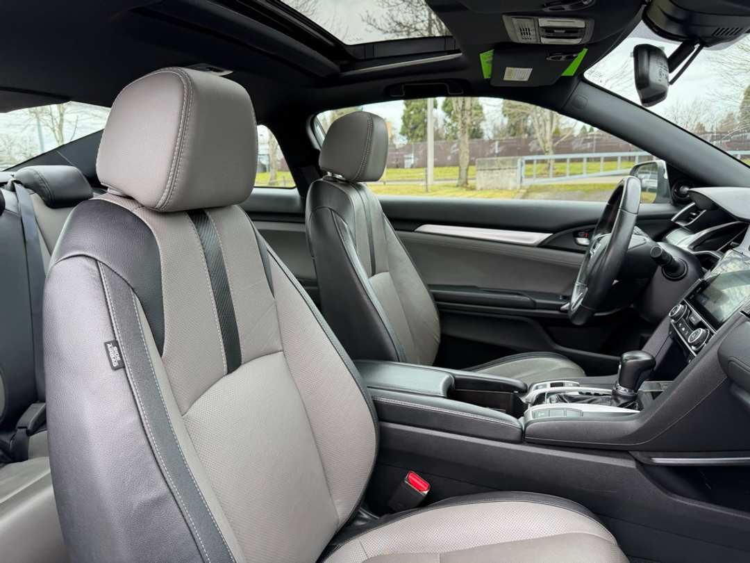 2017 Honda Civic Touring - Image 29