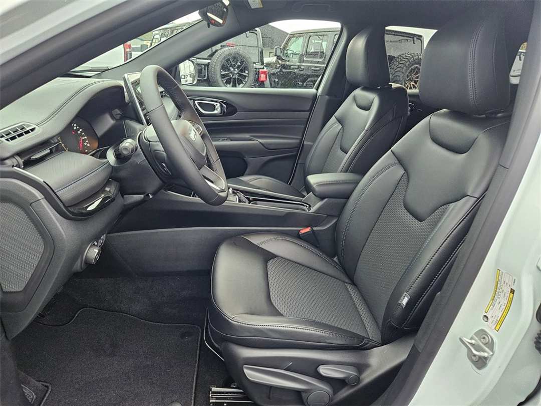 2026 Jeep Compass Latitude - Image 14