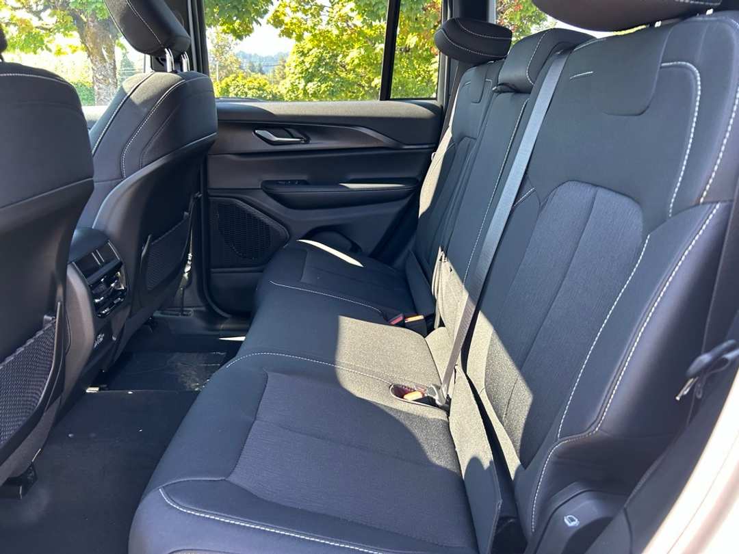 2025 Jeep Grand Cherokee Laredo X - Image 25