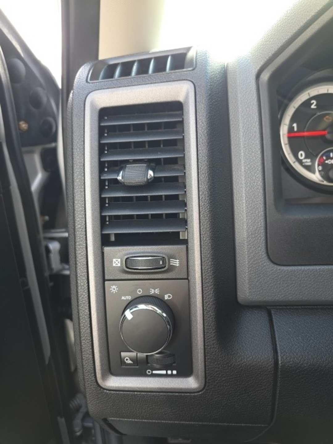 2017 Ram 1500 Tradesman - Image 11